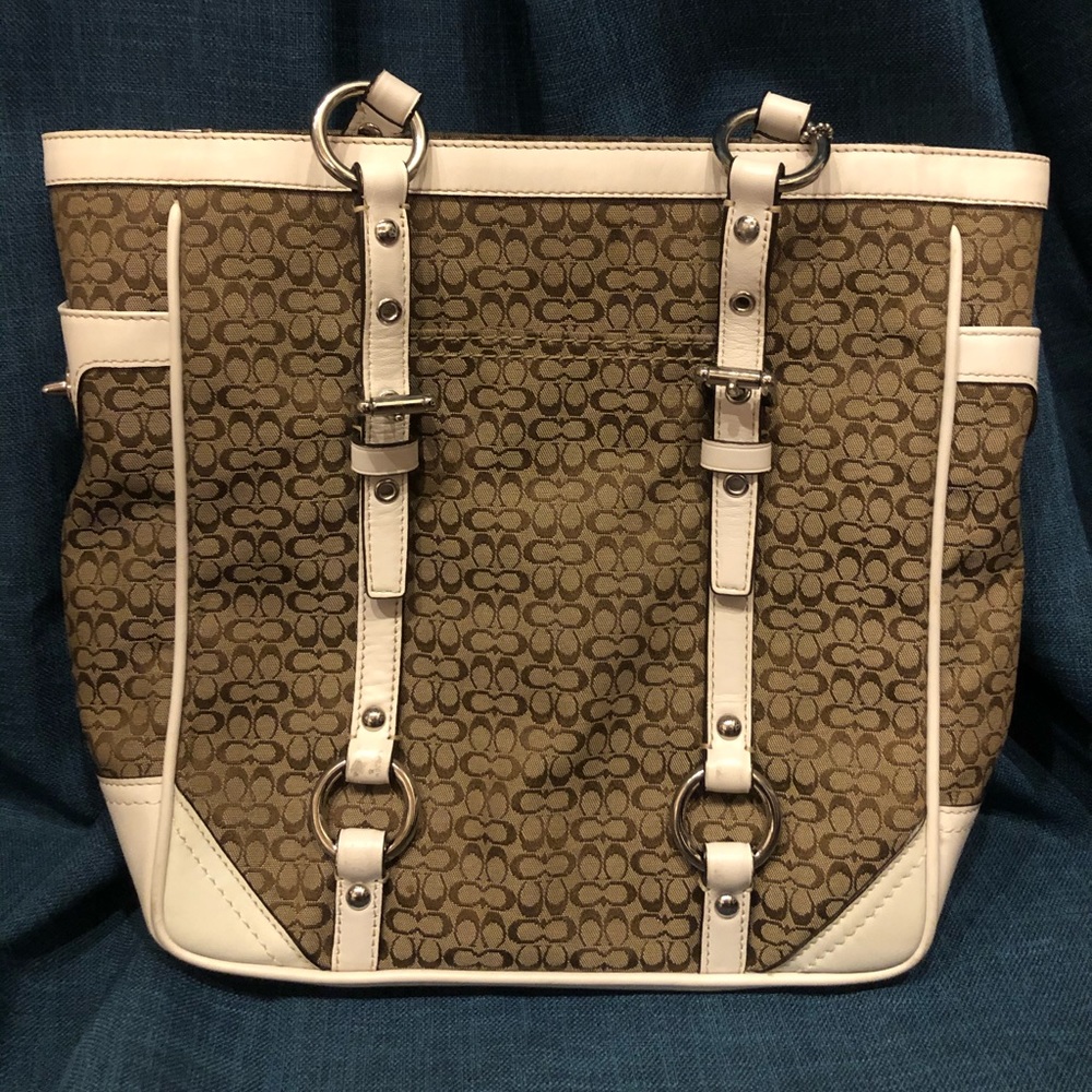 Coach shoulder bag white detail